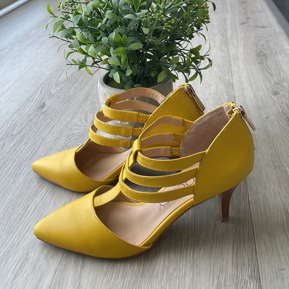 Chic pointy toe heels in yellow - Picture 3 of 3